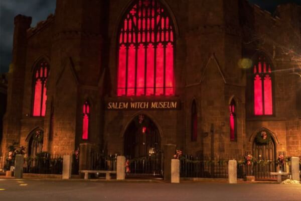 Visita Nocturna a Salem